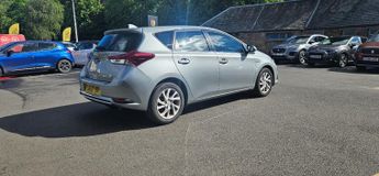 Toyota Auris 1.8 Vvt H Icon Tech Hatchback 5dr Petrol Hybrid CVT Euro 6 (s/s)